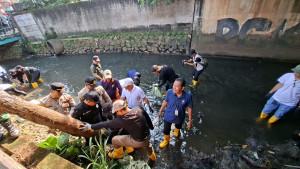 Aksi-bersih-bersih-Sungai-Cipinang-Kecamatan-Cimanggis-Depok.jpg