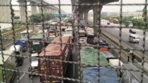 Aksi-ribuan-buruh-mengakibatkan-kemacetan-hingga-Jalan-Tol-Jakarta-Cikampek.jpg