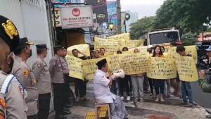 Aliansi-Masyarakat-Cinta-Damai-mengadakan-aksi-damai-di-Kantor-KPU.jpg