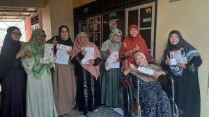 Anggota-DPR-Fraksi-PKS-Nur-Azizah-Tamhid-hijab-oranye-mengunjungi-Hj-Suli.jpg