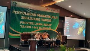 Anggota-DPR-Komisi-VIII-Fraksi-PKS-Nur-Azizah-Tamhid-kiri-memberikan-penyuluhan-manasik-haji.jpg