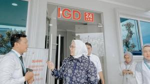 Anggota-DPR-RI-Komisi-IX-Cellica-Nurrachadiana-mendatangi-rumah-sakit-Hastien.jpg