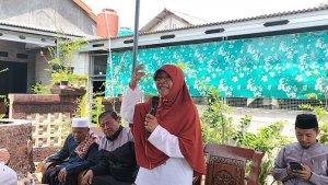 Anggota-DPR-RI-Nur-Azizah-Tamhid-saat-menyambangi-warga-Tapos.jpg