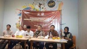 Anggota-KPU-RI-Idham-Kholik-kedua-dari-kanan.jpg