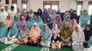 Anggota-Komisi-VIII-DPR-RI-Nur-Azizah-Tamhid-ceramah-di-Sukmajaya.jpg
