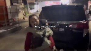 Anggota-PPA-Polres-Metro-Jakarta-Pusat-menyelamatkan-Malika-bocah-berusia-enam.jpg