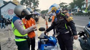 Anggota-Satlantas-Polres-Metro-Depok-tindak-sepeda-notor-lewat-trotoar-margonda.jpg