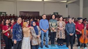 Anggota-kelompok-paduan-suara-dan-orkestra-nasional-Gita-Bahana-Nusantara.jpg