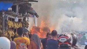 Angkot-terbakar-di-Jalan-Limo-Raya-Kecamatan-Limo-Kota-Depok.jpg
