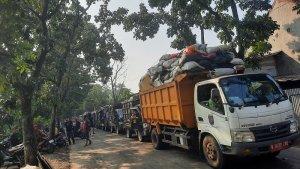 Antrean-truk-sampah-menuju-TPAS-Cipayung-Kota-Depok-pada-Kamis-1372023.jpg
