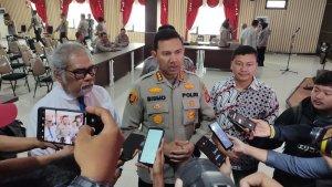 Arist-Merdeka-Sirait-Kiri-ketika-berkunjung-ke-Mako-Polresta-Bogor-Kota.jpg