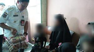 Asmawa-Tosepu-menyaksikanpemberian-makanan-tambahandi-Kelurahan-Pondok-Rajeg.jpg
