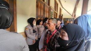 Ayah-tiri-Arya-Rojai-menunggu-di-depan-ruang-sidang-Pengadilan-Negeri-Bogor.jpg