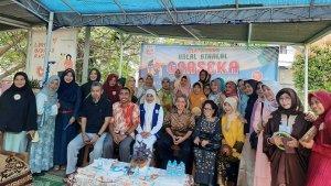 Bacaleg-milenial-PKS-Ahmad-Syihan-Ismail-kedua-dari-kiri-duduk-berfoto-bersama-wargaRW-10.jpg