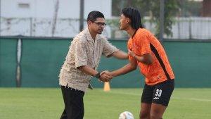 Bambang-Pamungkas-berjabat-tangan-dengan-bek-Persija-Akbar-Arjunsyah.jpg
