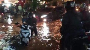 Banjir-di-jalan-Pramuka-Mampang-Kota-Depok.jpg