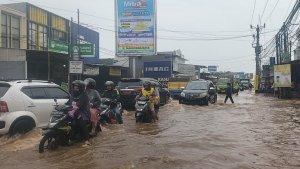 Banjir-menggenangi-Jalan-Raya-Sawangan-Pancoran-Mas-Kota-Depok.jpg