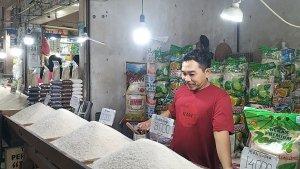Budi-pedagang-beras-di-Pasar-Agung-Depok-saat-ditemui-Selasa-24102023.jpg