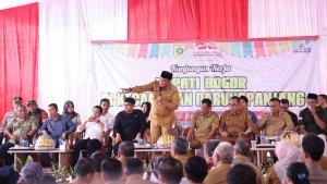 Bupati-Bogor-Rudy-Susmanto-peci-hitam-memimpin-rapat-pembahasan-penanganan-jalan.jpg