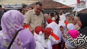 Bupati-Bogor-Rudy-Susmanto-saat-menyapa-anak-anak-sekolah-di-Cibinong.jpg