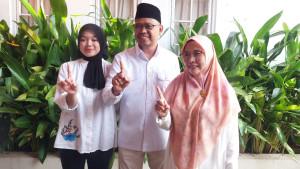 Calon-Wali-Kota-Depok-nomor-urut-1-Imam-Budi-Hartono-bersama-istri-dan-anak.jpg