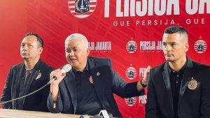 Direktur-Utama-Persija-Ambono-Janurianto-tengah-Pelatih-Persija-Carlos-Pena.jpg