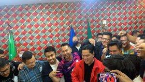 Erick-Thohir-menyerahkan-berkas-kesediaan-untuk-menjadi-Ketua-Umum-PSSI.jpg