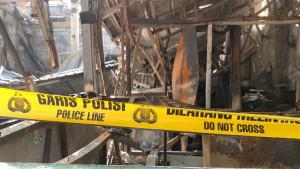 Garis-polisi-terpasang-di-sisa-sisa-bangunan-foodcourt-yang-terbakar.jpg