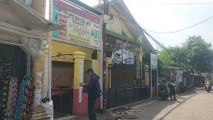 Gerbang-SDN-Utan-Jaya-Depok-digembok-oleh-ahli-waris-imbas-sengketa-lahan-1.jpg