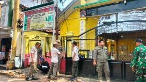 Gerbang-SDN-Utan-Jaya-Depok-digembok-rantai-sehingga-siswa-tidak-bisa-masuk-sekolah.jpg