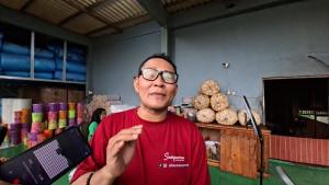 Heru-Setiawan-pemilik-UMKM-kerupuk-kulit-sapi-di-Cimanggis-1.jpg