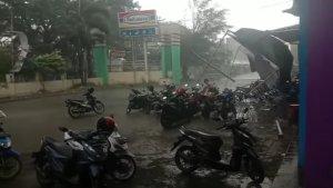 Hujan-disertai-angin-kencang-di-Cibinong-pada-Kamis-922023.jpg