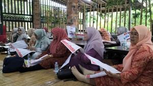 Ibu-ibu-majelis-taklim-ikut-simulasi-pencoblosan-di-cimanggis.jpg