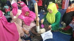 Ibu-ibu-mengikuti-lomba-menumbuk-uli-saat-Pekan-Kebudayaan-Lebaran-Depok.jpg