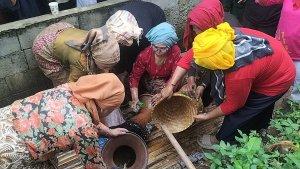 Ibu-ibu-mengikuti-tradisi-nyuci-perabotan-pada-Pekan-Kebudayaan-Lebaran-Depok.jpg