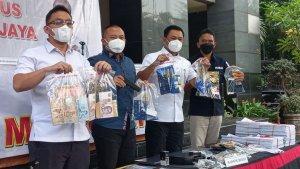 Jajaran-Ditreskrimsus-Polda-Metro-Jaya-menunjukkan-barang-bukti-Kasu-robot-trading-Fahrenheit.jpg