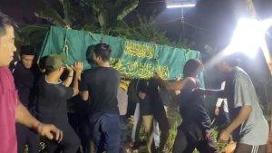 Jenazah-Muhammad-Rizki-19-saat-disalatkan-dan-hendak-dikebumikan.jpg