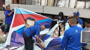 Kader-Demokrat-DPC-Kota-Depok-turunkan-Baliho-AHY-Anies-Baswedan.jpg
