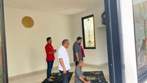 Kader-PDIP-Salat-Jamaah-dengan-Anies-Baswedan-di-Kantor-DPD-PDIP-Cakung.jpg