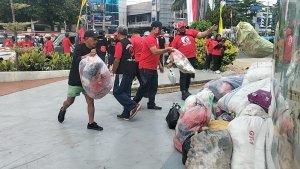 Kader-PDIP-membawa-tiga-mobil-pick-up-berisi-sampah-dan-membunagnya-di-Balai-Kota-Depok.jpg