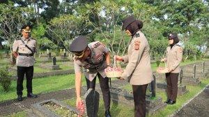 Kapolres-Bogor-AKBP-Rio-Wahyu-Anggoro-memimpin-ziarah-dan-tabur-bunga.jpg