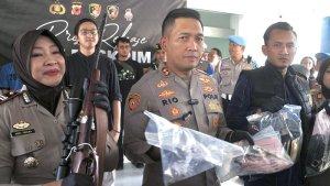 Kapolres-Bogor-AKBP-Rio-Wahyu-Anggoro-tengah-menunjukkan-barang-bukti-kasus-penembakan.jpg
