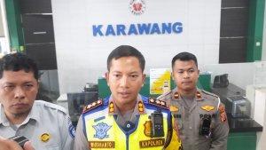 Kapolres-Karawang-AKBP-Wirdhanto-Hadicaksonosaat-ditemui-di-Rumah-Sakit-Rosela.jpg