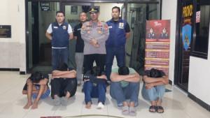 Kapolsek-Serangbaru-AKP-Hotma-Sitompul-saat-menampilkan-kelima-remaja-hendak-tawuran.jpg