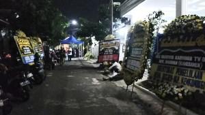 Karangan-bunga-terpajang-di-rumah-duka-almarhum-Marwan.jpg