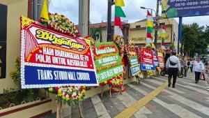 Karangan-bunga-ucapan-selamat-HUT-ke-79-Bhayangkara-di-depan-Polres-Metro-Depok.jpg