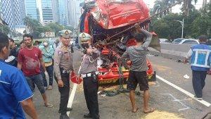 Kecelakaan-lalu-lintas-melibatkan-dua-truk-tronton-terjadi-di-Jalan-Tol-Dalam-Kota.jpg
