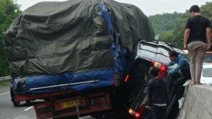 Kecelakaan-lalu-lintas-melibatkan-truk-Hino-dan-minibus-Toyota-Avanza.jpg