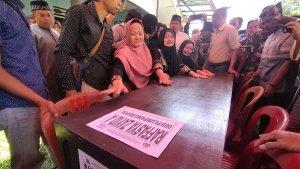 Keluarga-dan-warga-saat-menyambut-kedatangan-jenazah-Rafasya-Zayid-Attalah.jpg