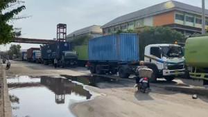 Kemacetan-panjang-terjadi-di-Jalan-Akses-Marunda-Cilincing-Jakarta-Utara.jpg